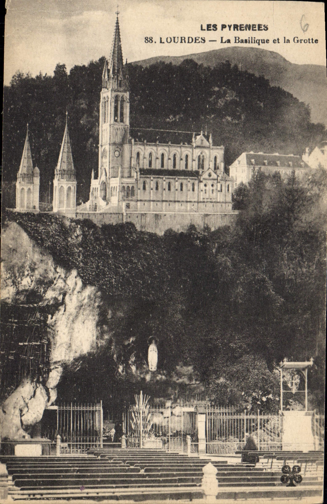CPA Lourdes La Basilique et la Grotte 