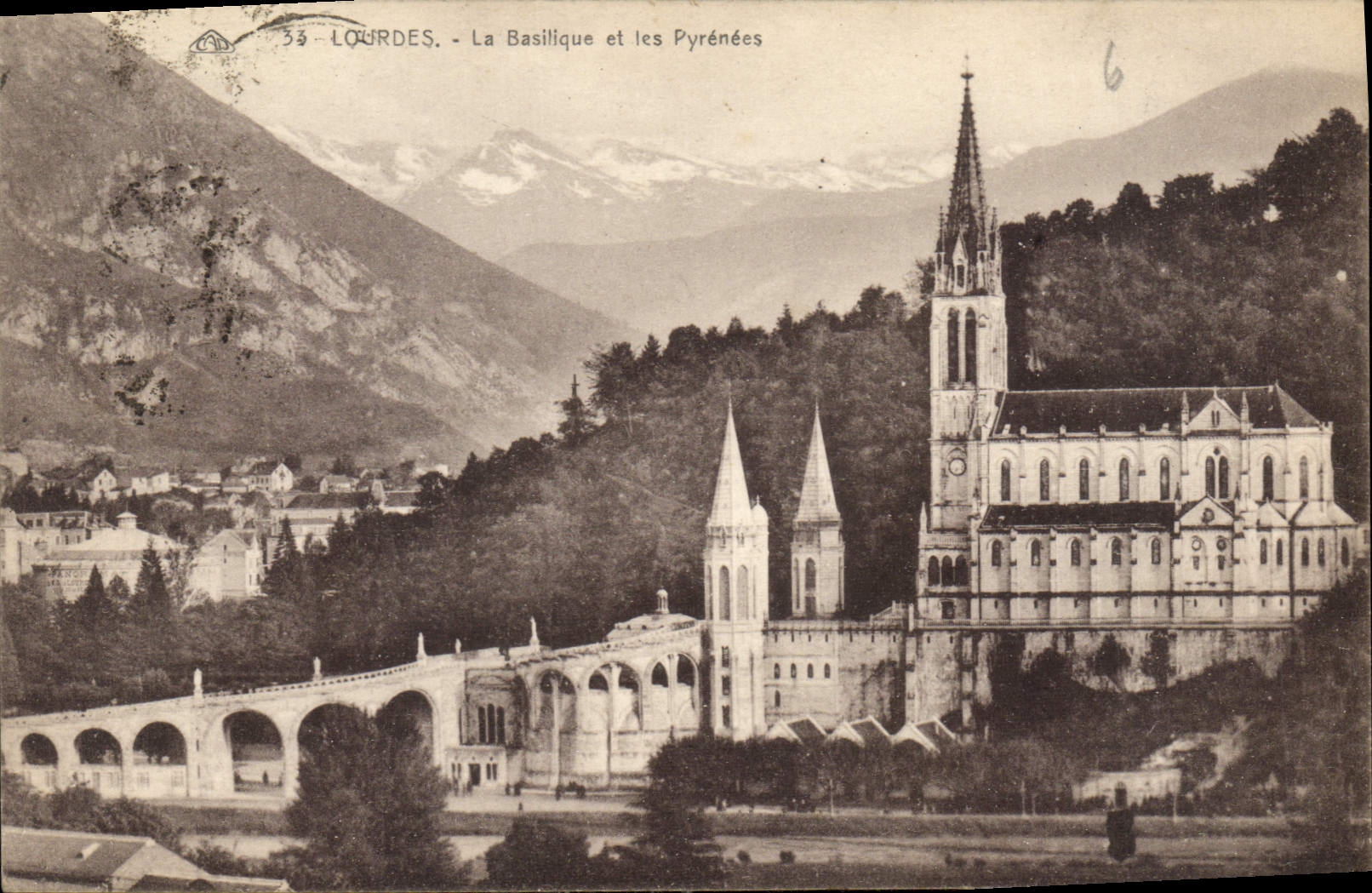 CPA Lourdes La Basilique et les Pyrenees 