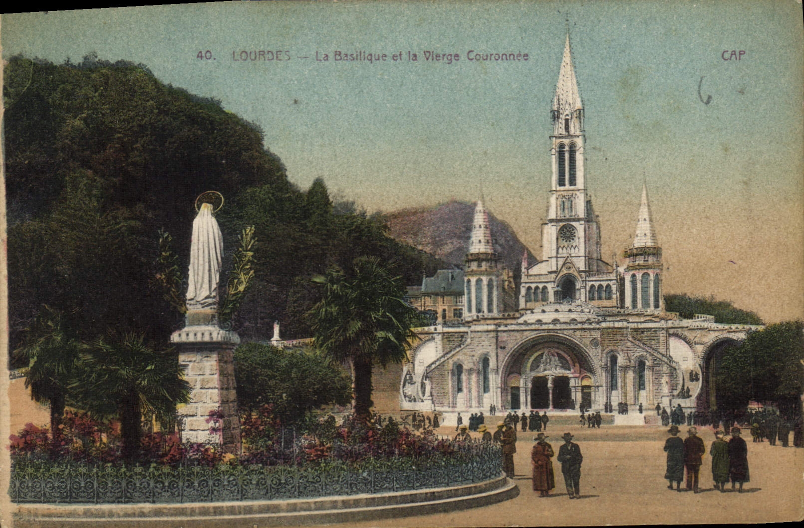 CPA Lourdes La Basilique et la Vierge Couronnee 