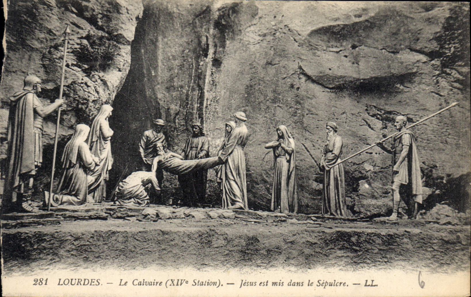 CPA Lourdes Le Calvaire Jesus est mis dans le sepulcre 