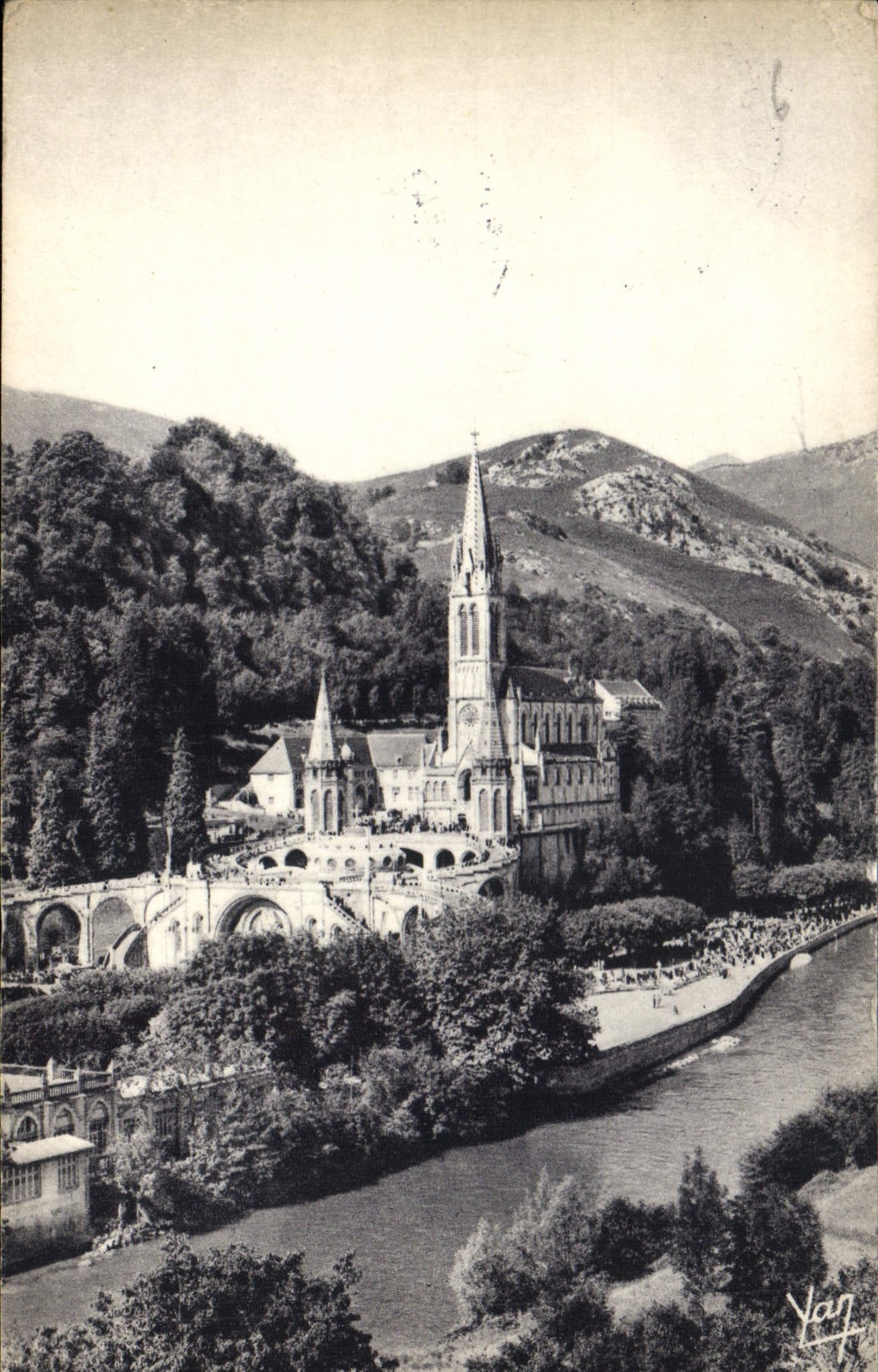 CPA Lourdes La Basiique et le Gave 