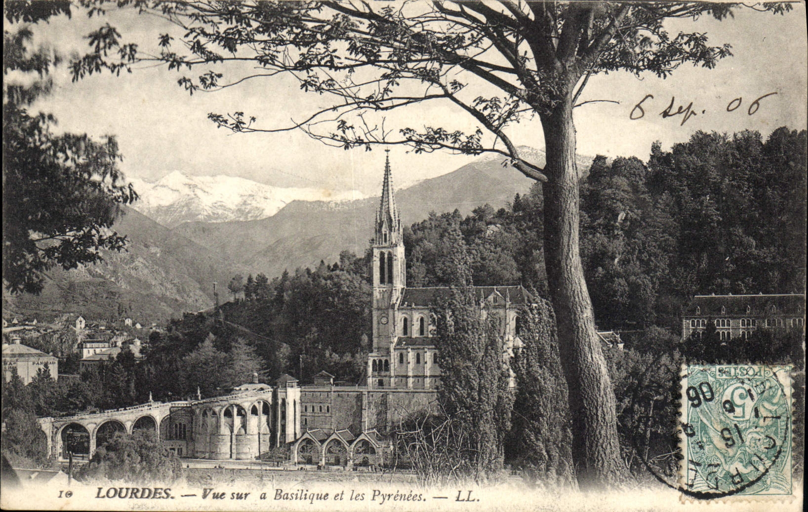 CPA Lourdes Vue sur a Basilique et les Pyrenees 