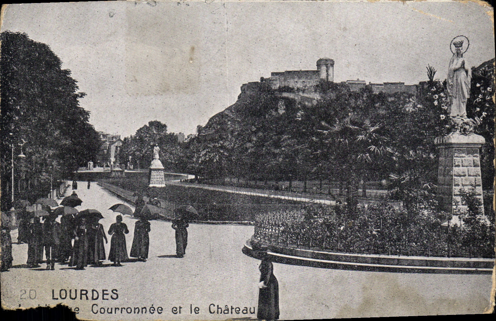 CPA Lourdes Courronnee et le Chateau 