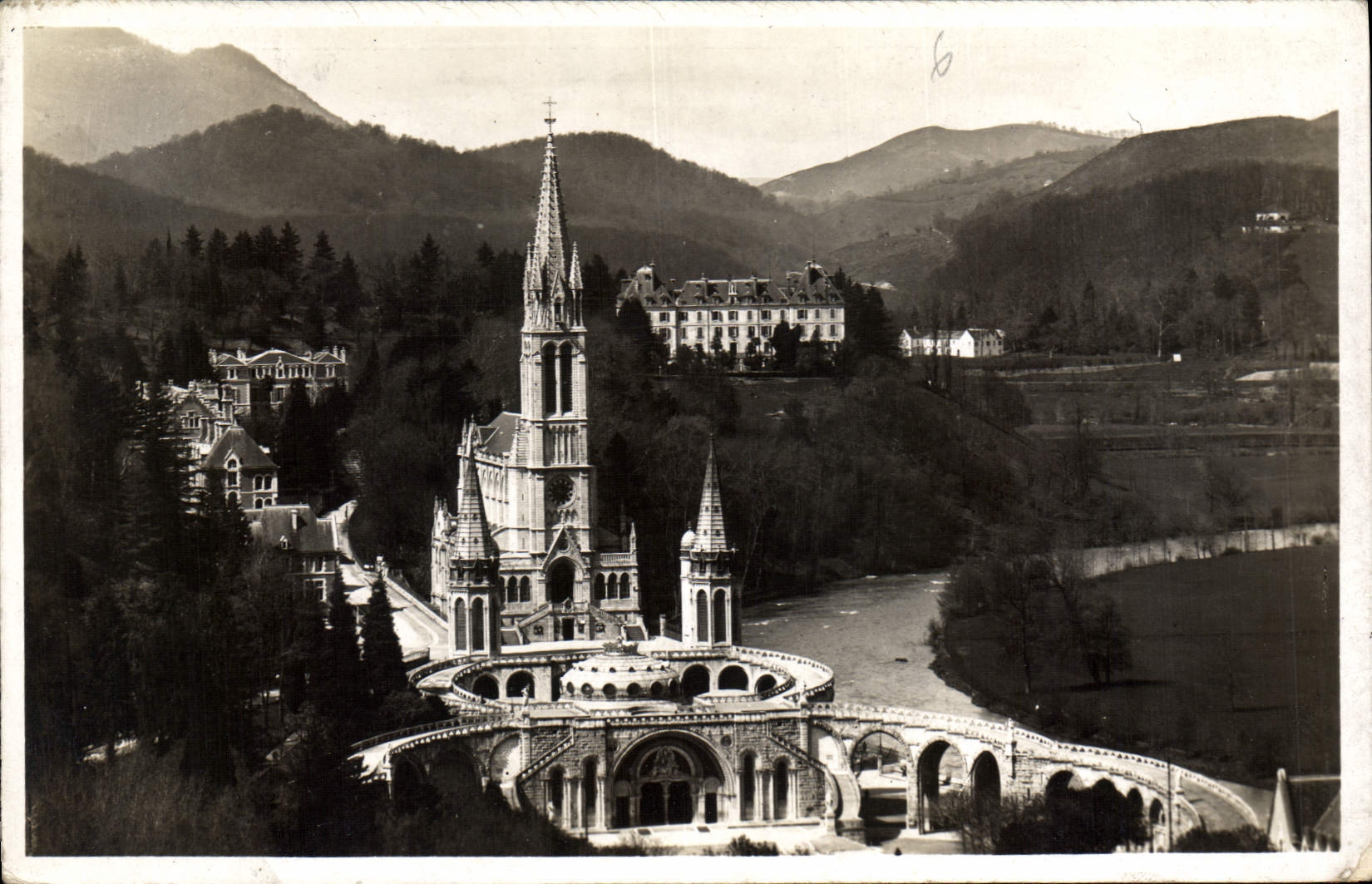 CPA Lourdes Basilique vue du Chateau Fort 