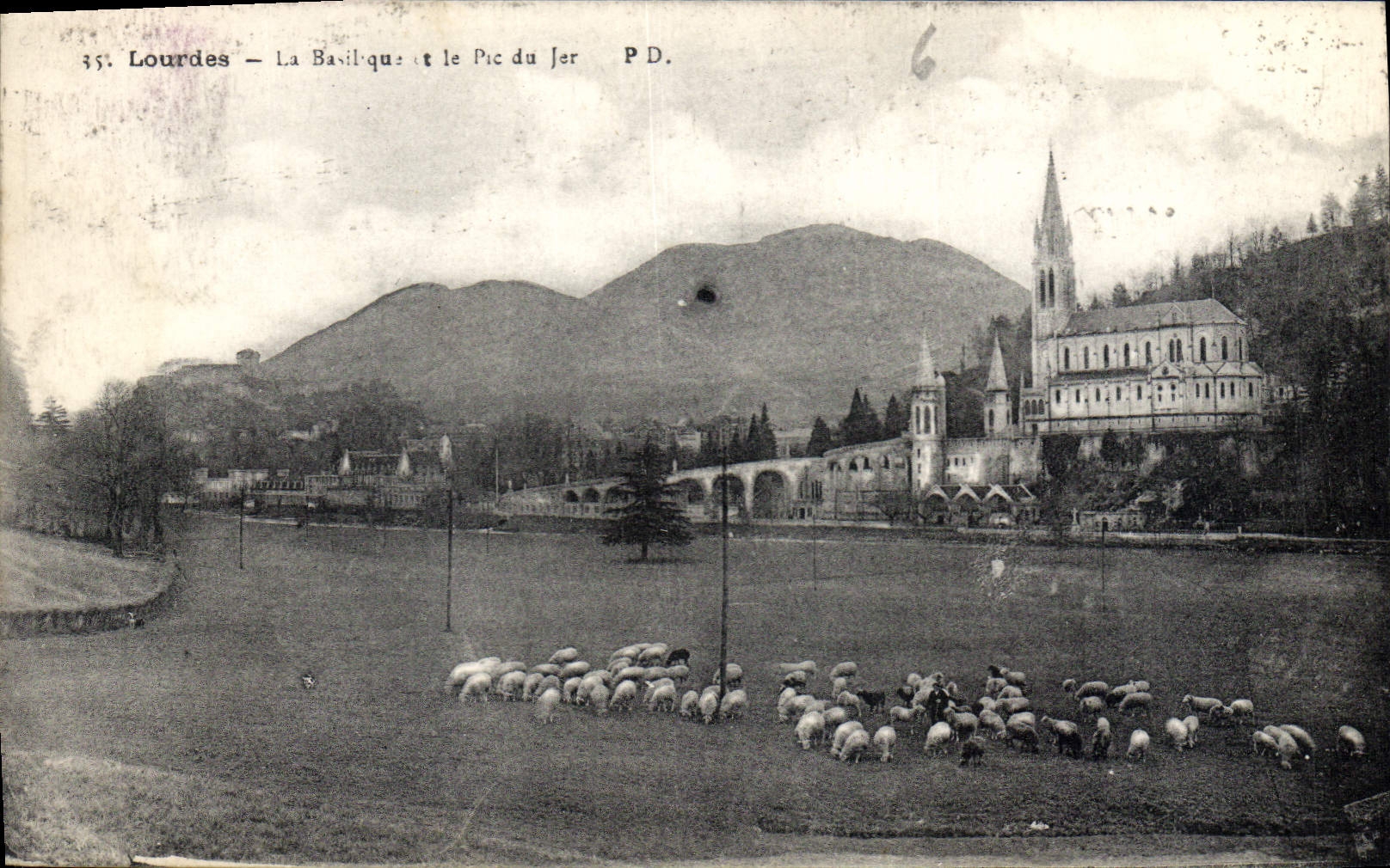 CPA Lourdes La Basilique et le Pic du Jer 