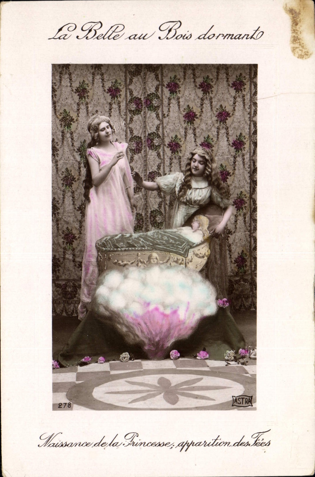 CPA La Belle au Bois Dormant Naissance de la Princesse Apparition des Fees Femme Perrault
