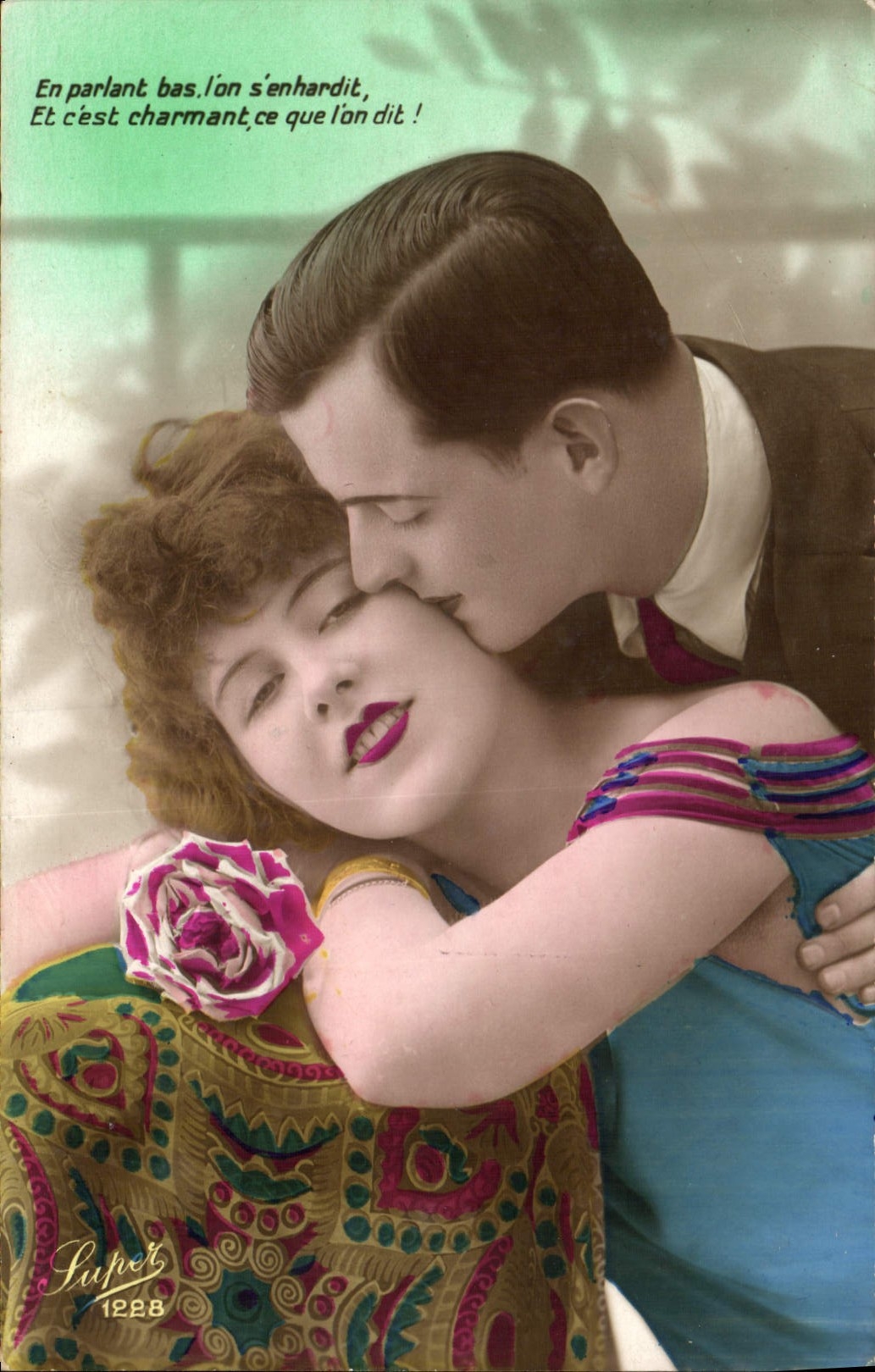 CPA En parlant bas l'on s'enhardit et c'est charmant ce que l'on dit Femme