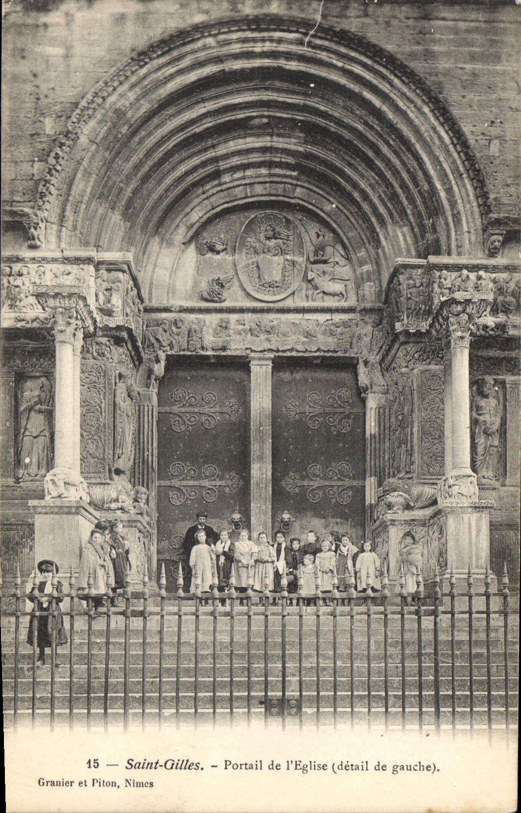 CPA Saint Gilles Portail de l'Eglise detail de gauche Enfants