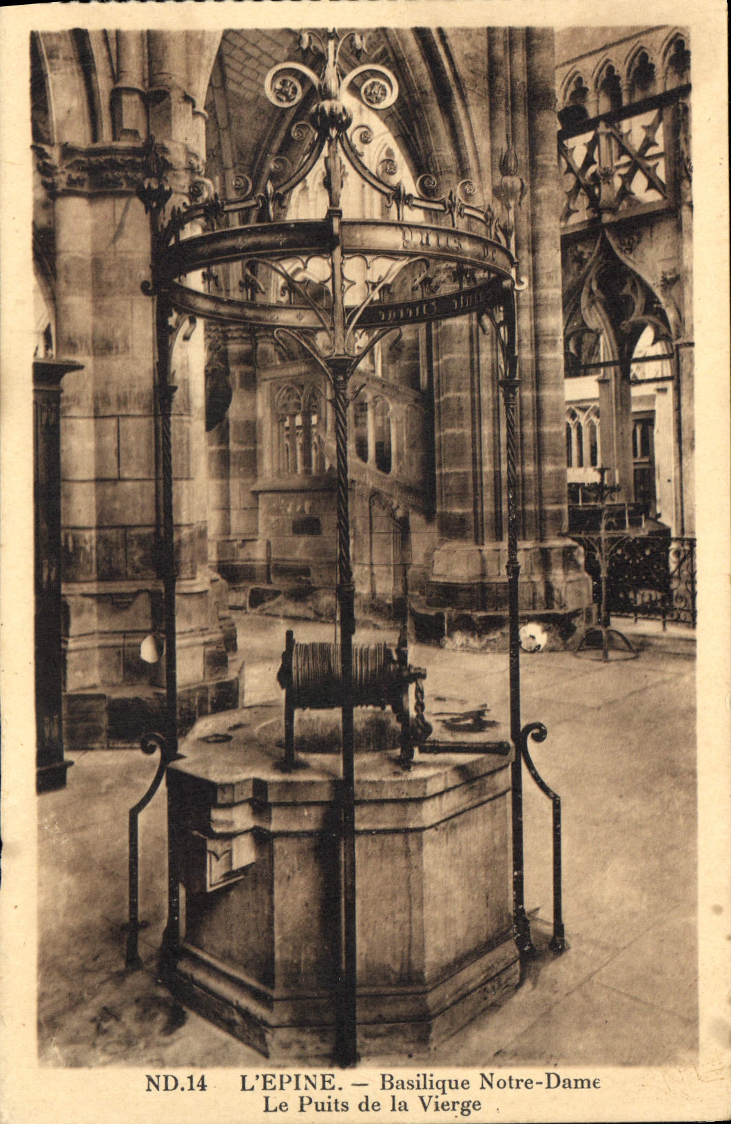 CPA L'Epine Basilique Notre Dame Le Puits de la Vierge