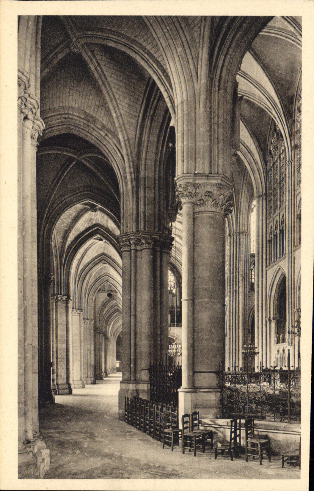 CPA Troyes Aube La Cathedrale Pourtour du Choeur et Nef Laterale 
