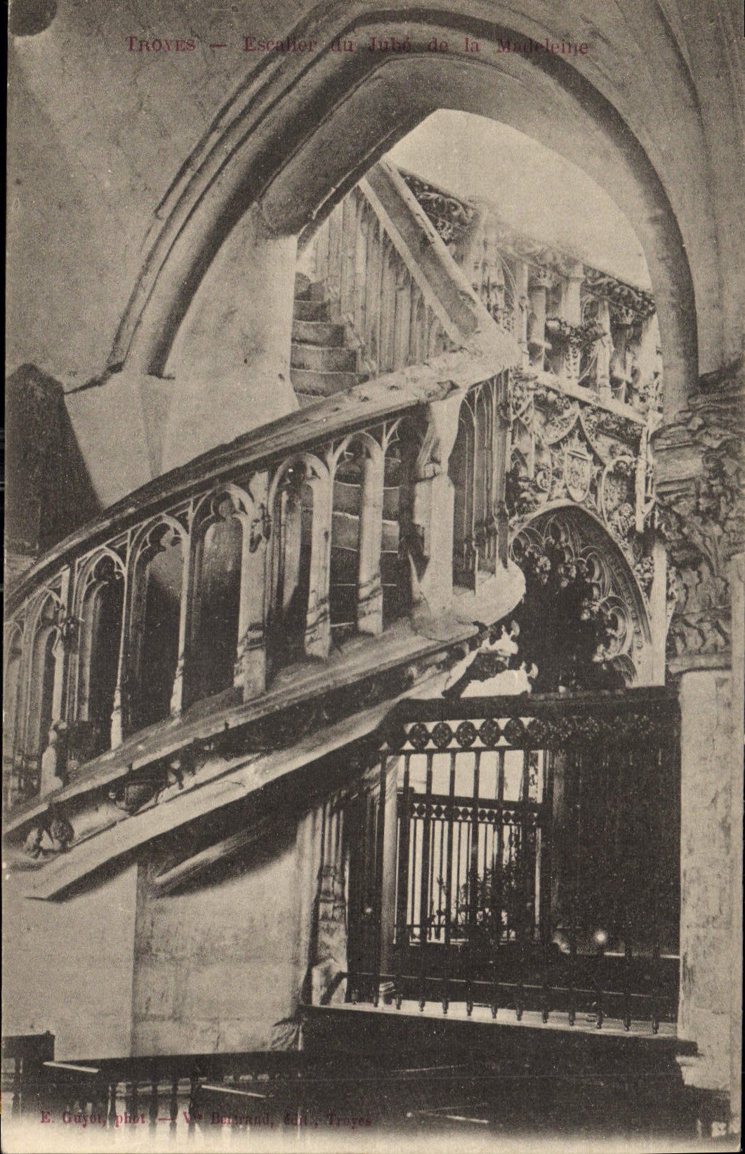 CPA Troyes Escalier du Jube de la Madeleine