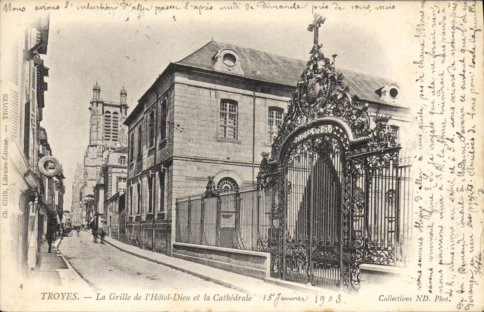 CPA Troyes La Grille de l'Hotel Dieu et la Cathedrale