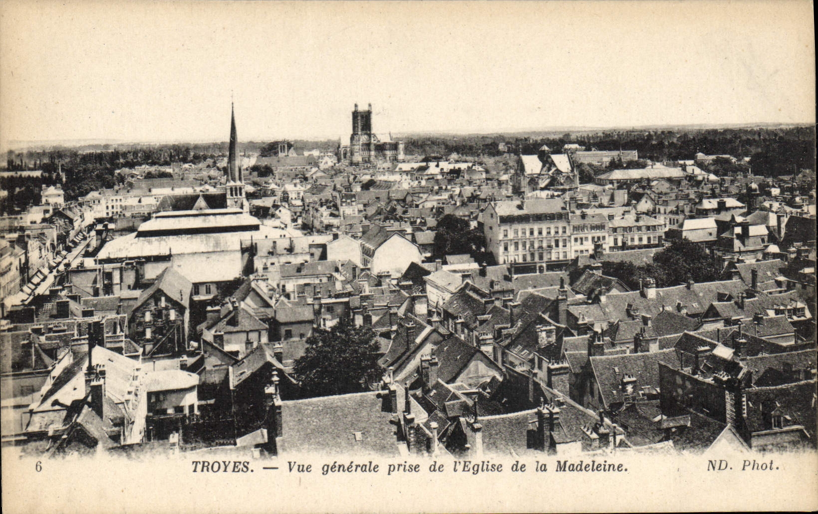 CPA Troyes Vue generale prise de l'Eglise de la Madeleine