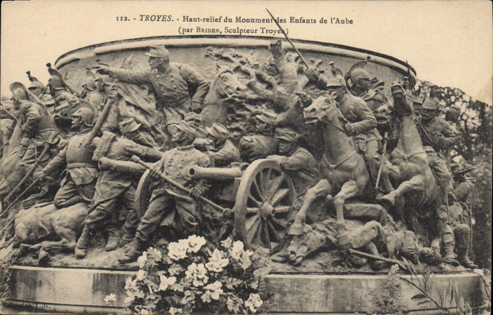 CPA Troyes Haut Relief du Monument des Enfants de l'Aube