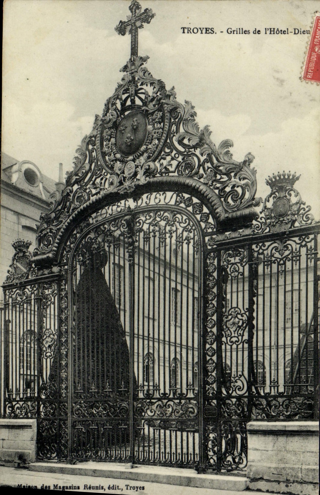 CPA Troyes Grilles de l'Hotel Dieu 