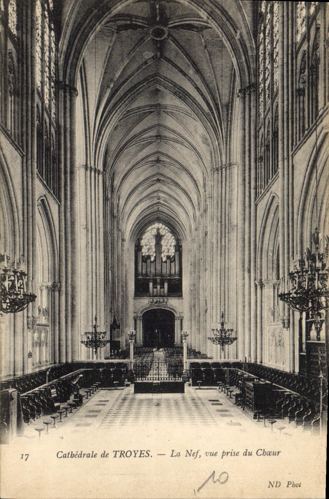 CPA Cathedrale de Troyes La Nef vue prise du Choeur 