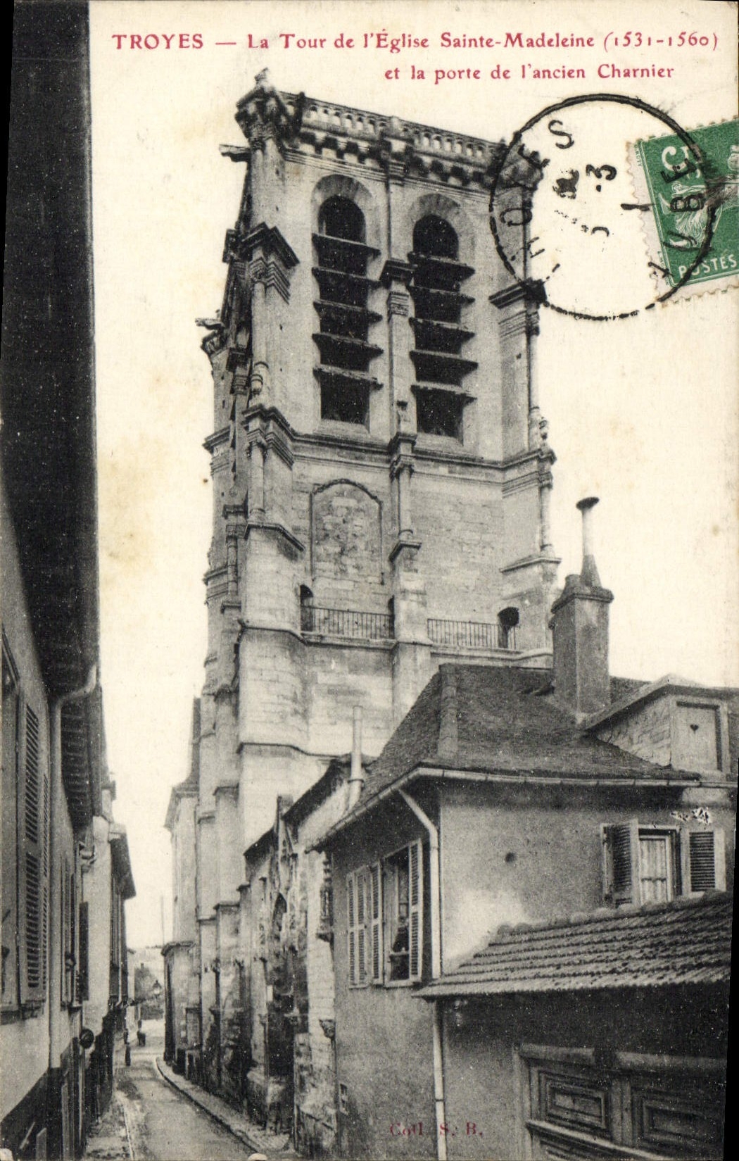 CPA Troyes La Tour de l'Eglise Sainte Madeleine et la Porte de l'Ancien Charnier 