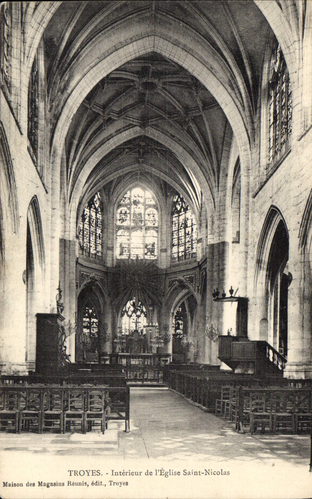 CPA Troyes Interieur de l'Eglise Saint Nicolas
