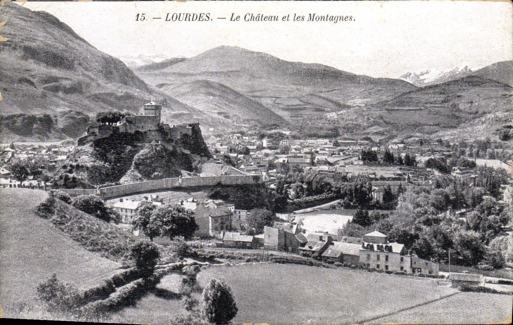 CPA Lourdes Le Chateau et les Montagnes 