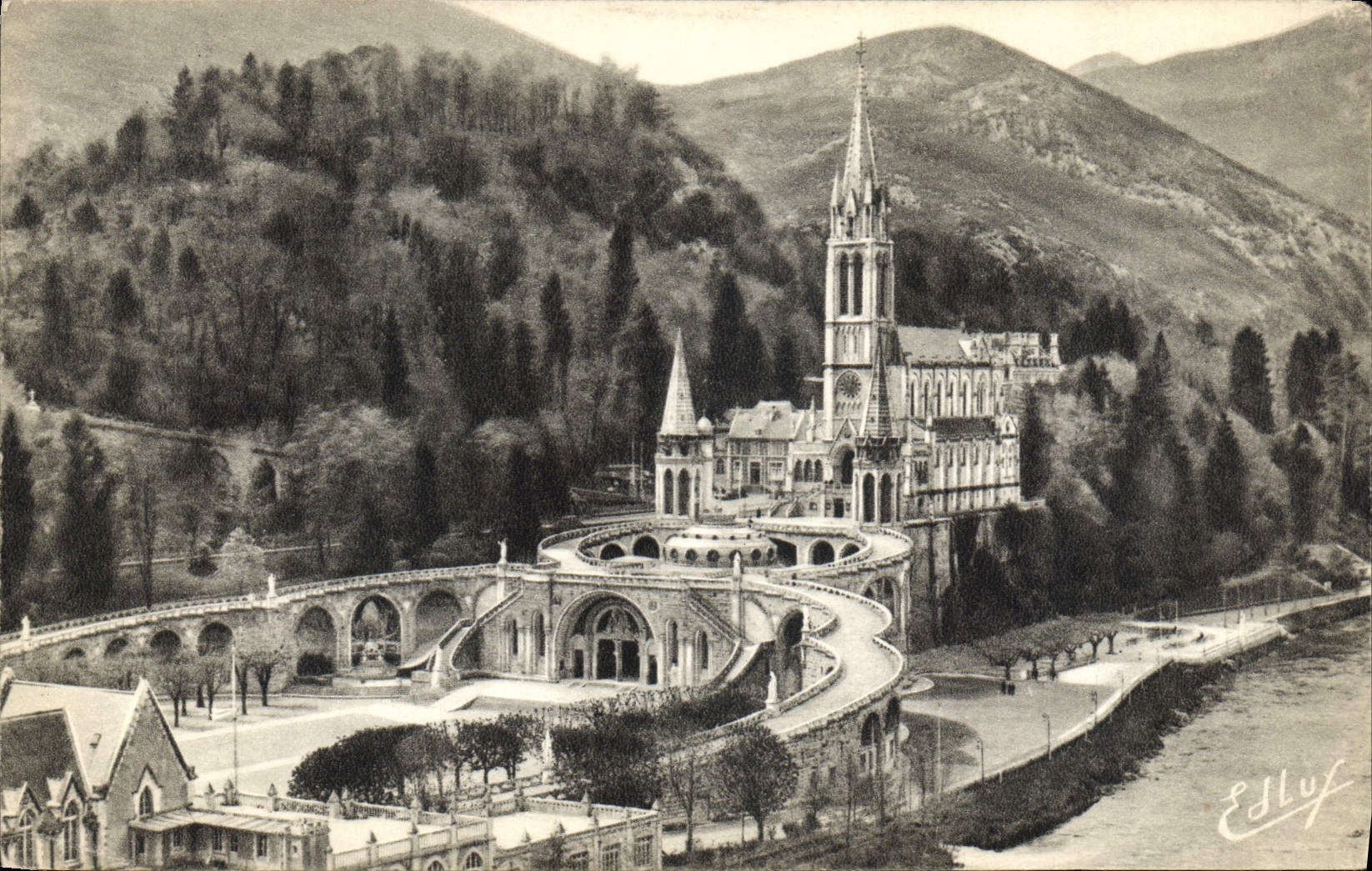 CPA Lourdes Vue d'Ensemble sur la Basilique 