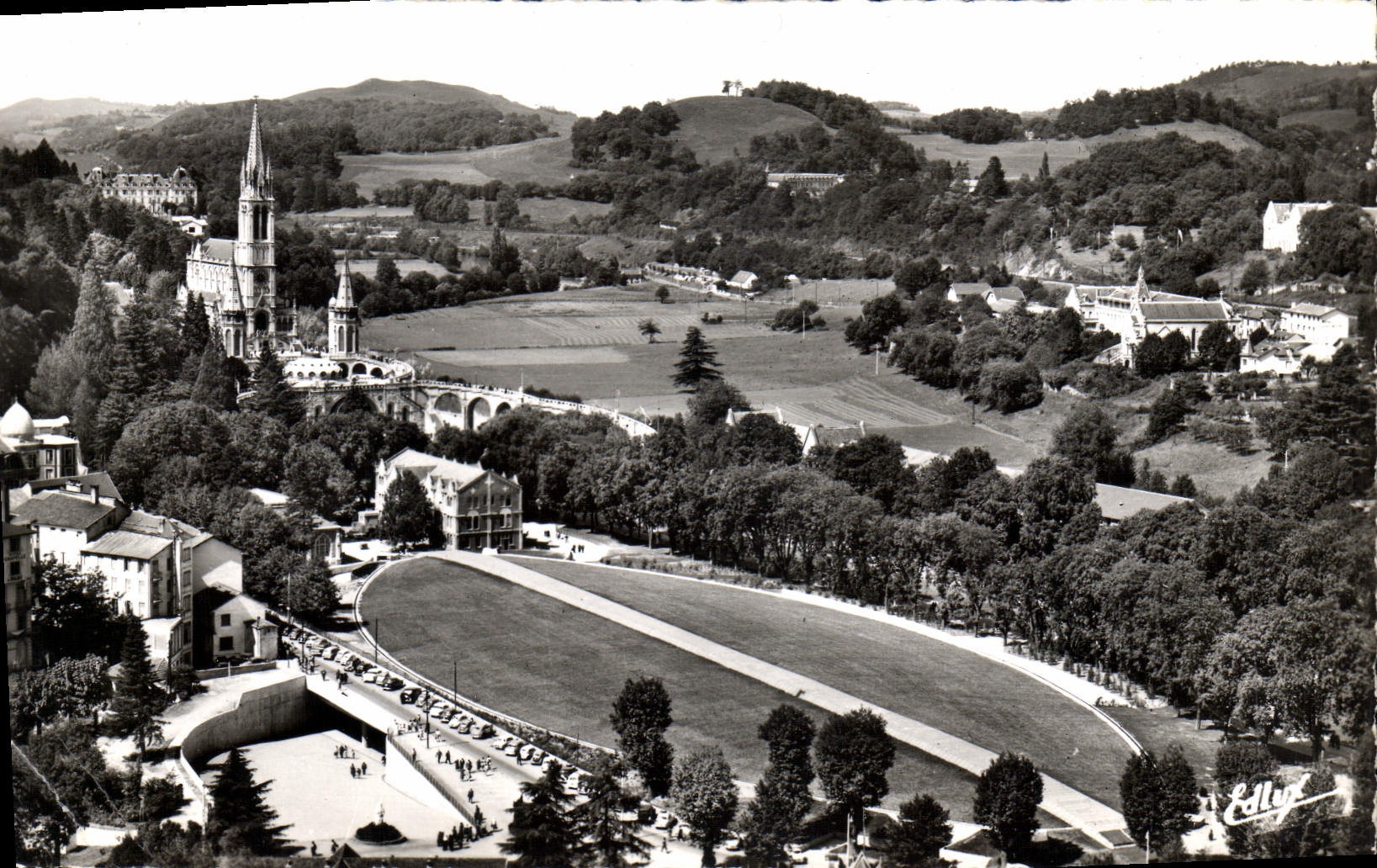 CPA Lourdes La Basilique et la Basilique Souterraine St Pie X