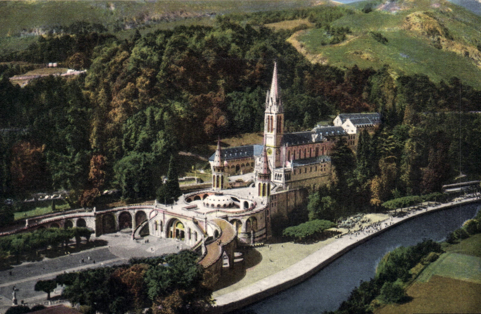 CPA Lourdes Htes Pyr Vue Aerienne des Sanctuares de Profil avec la Grotte et les Piscine 