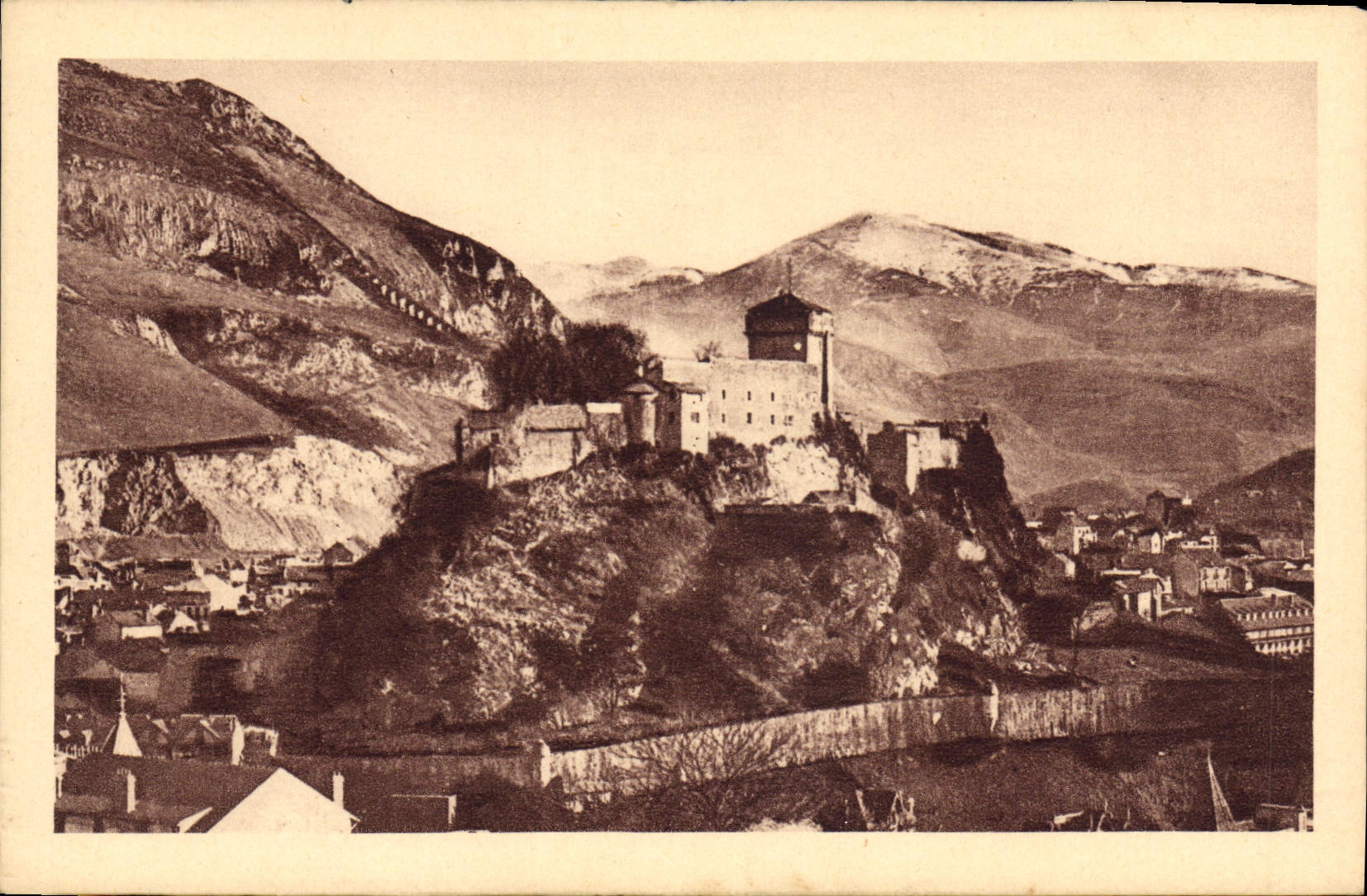 CPA Lourdes La Chateau Port 