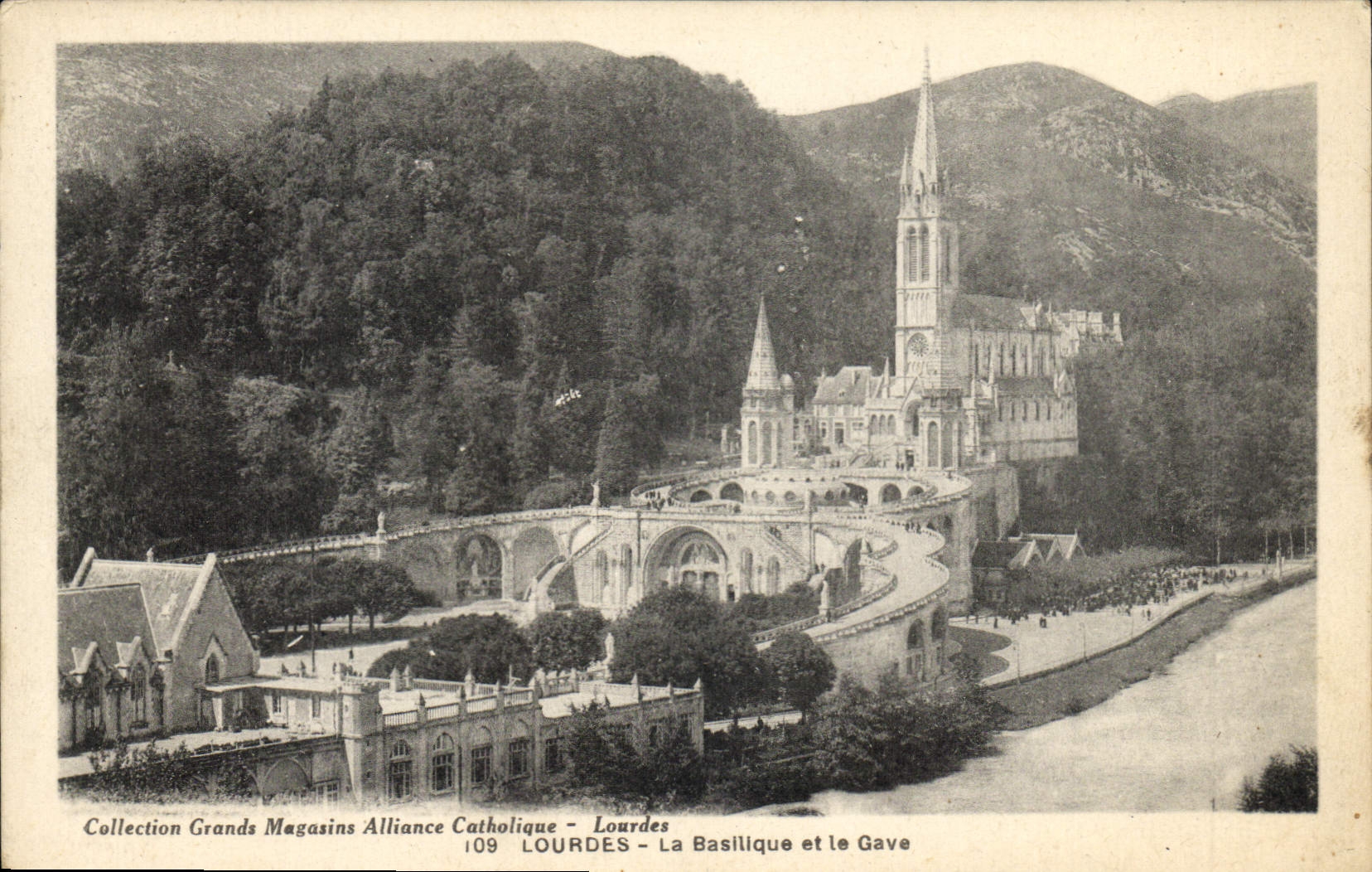 CPA Lourdes La Basilique et le Gave 