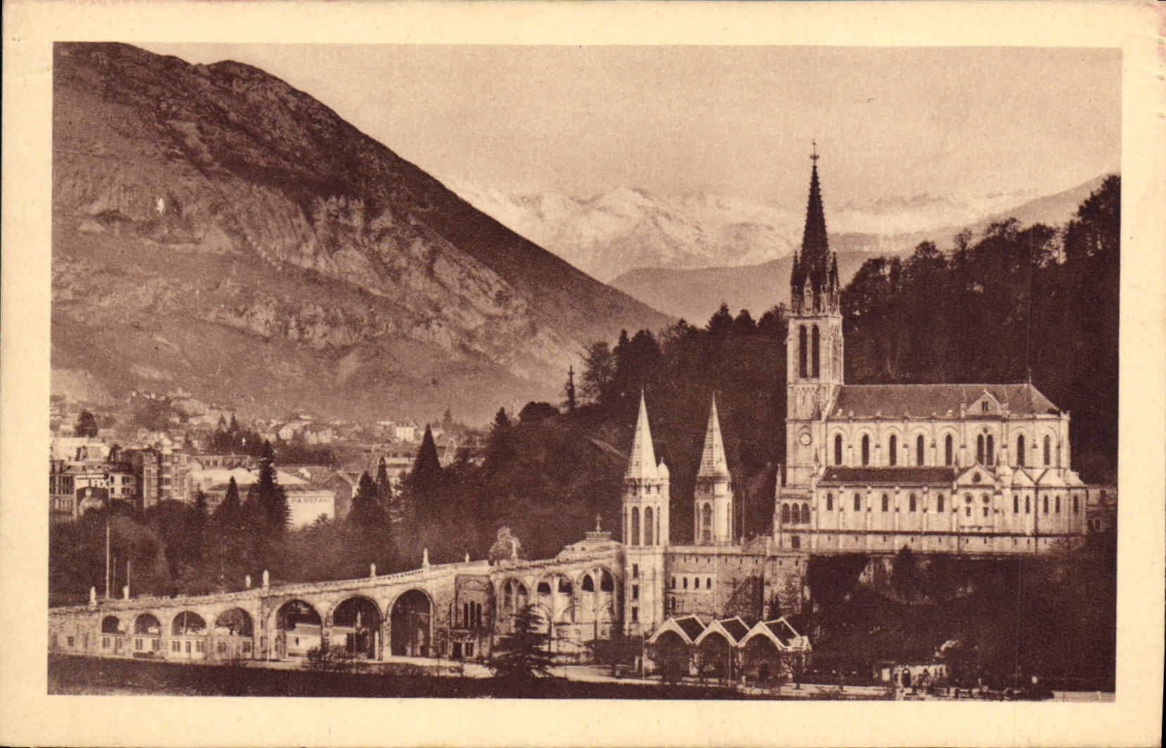 CPA Lourdes La Basilique et le Pic du Jer