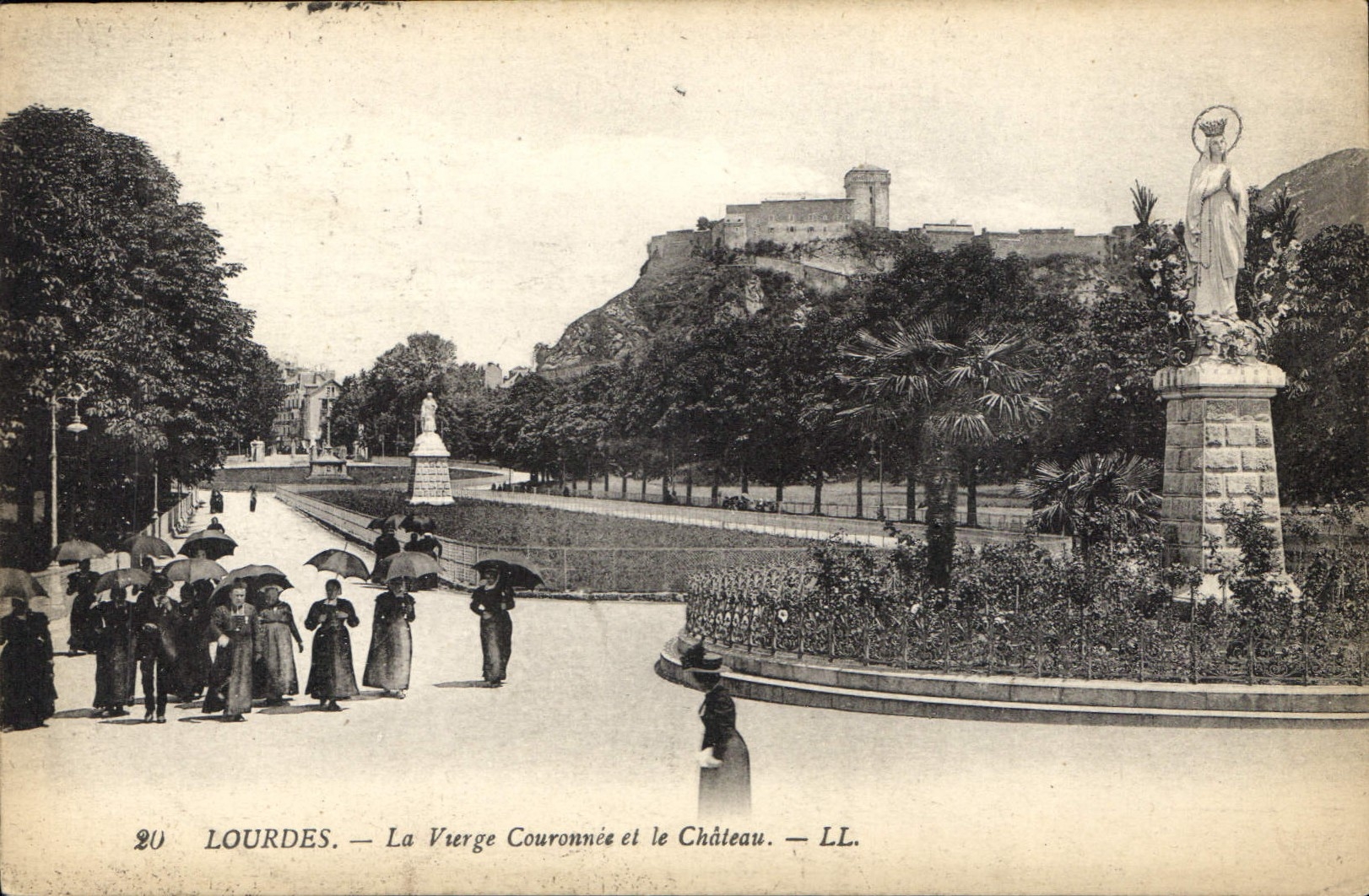 CPA Lourdes La Vierge Couronnee et le Chateau
