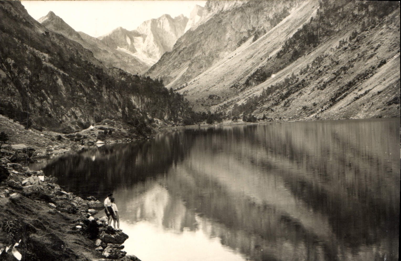 CPA Jove Pau B P Le Lac de Gaube H P Le Massif du Vignemale 