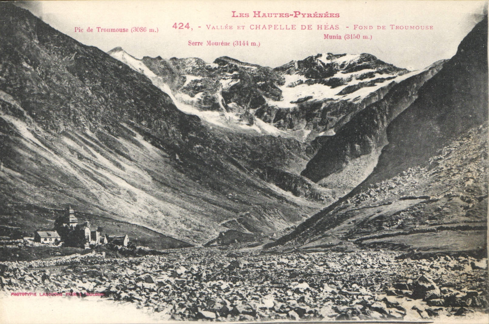 CPA Les Hautes Pyrenees Vallee et Chapelle de Heas 