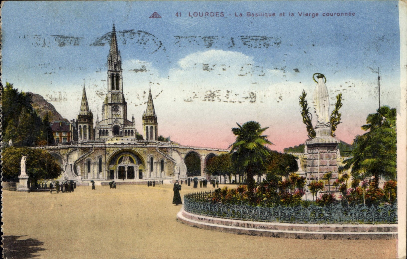 CPA Lourdes La Basilique et la Vierge Couronnee 