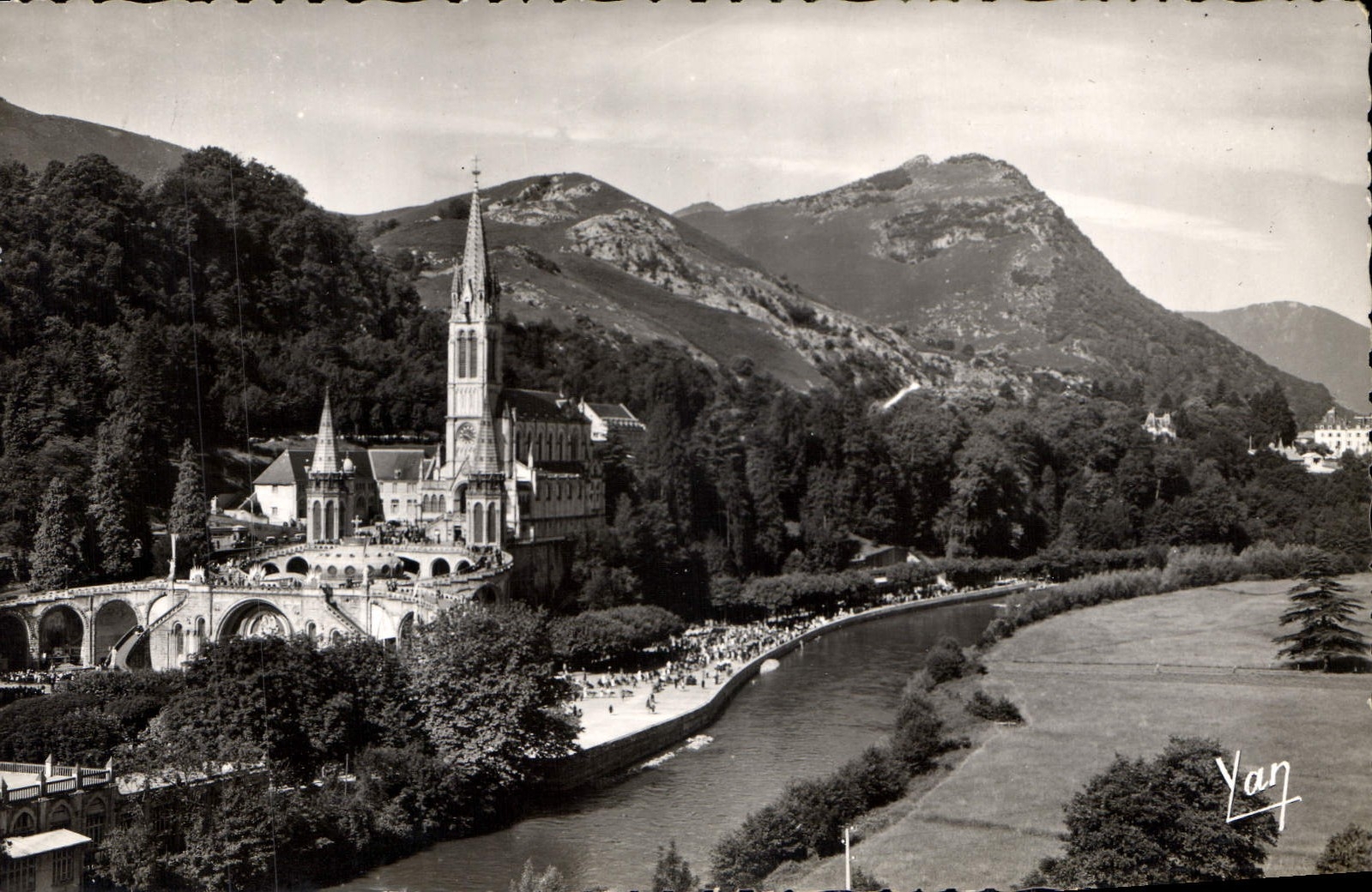 CPA Lourdes La Basilique et le Gave 