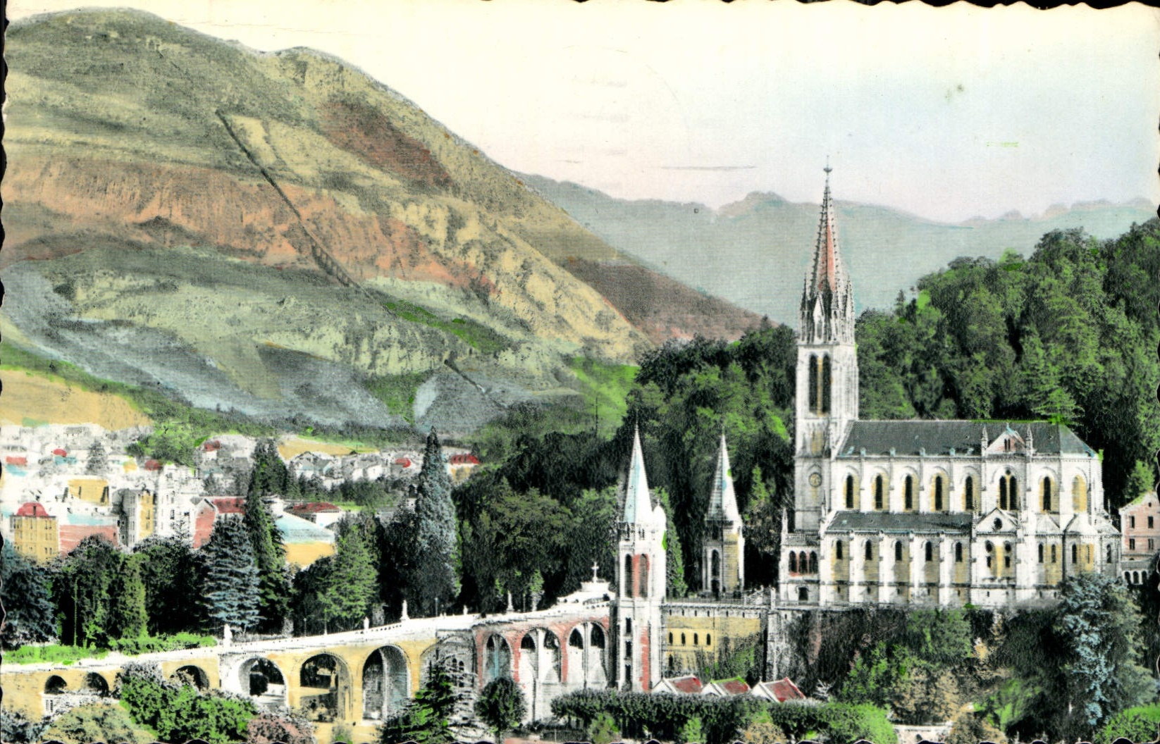 CPA Lourdes La Basilique vue de Cote et les Pyrenees 