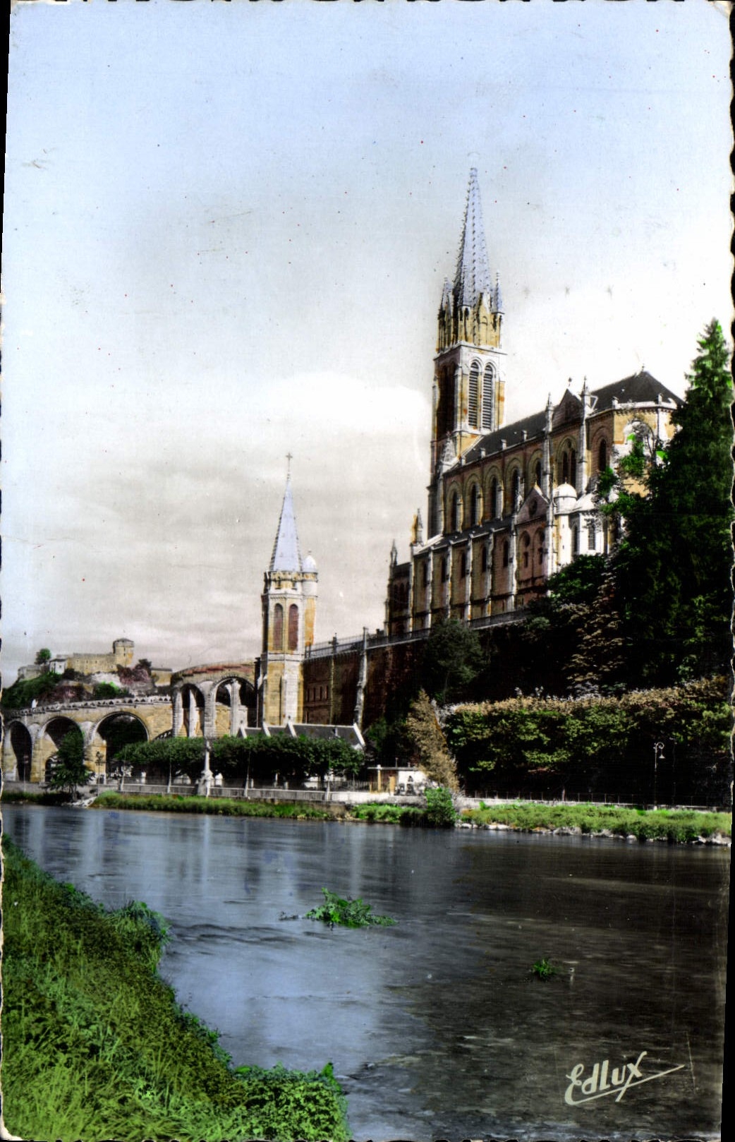 CPA Lourdes La Basilique et le Gave 