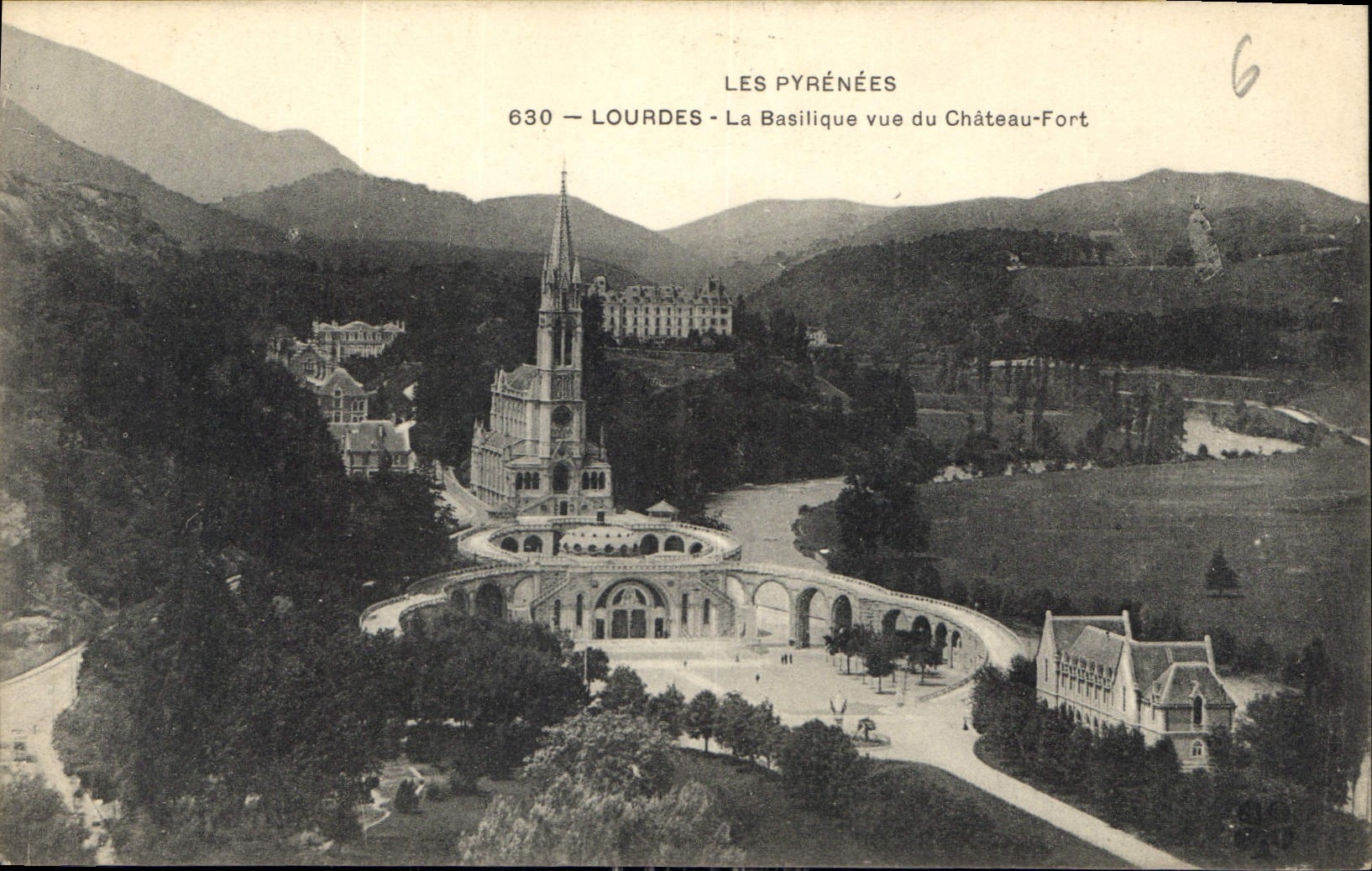 CPA Lourdes La Basilique vue du Chateau Fort 