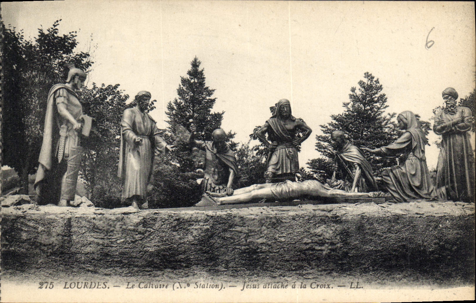 CPA Lourdes Le Calvaire Jesus Attache a la Croix 