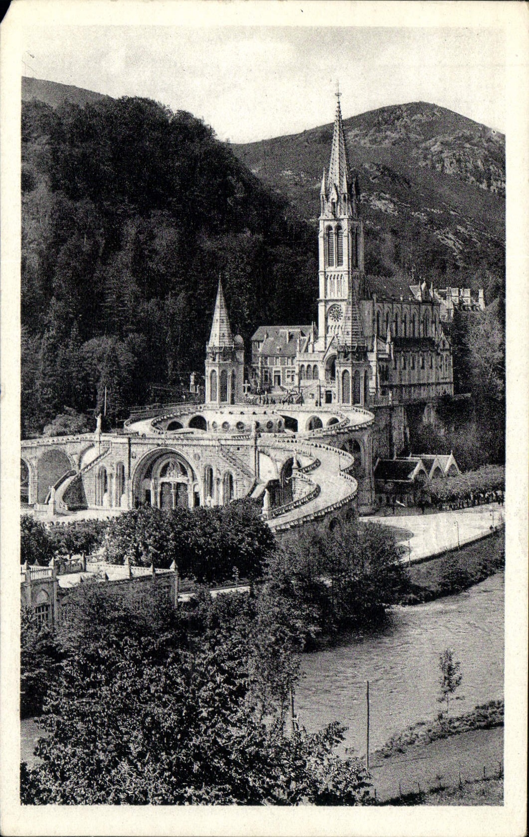 CPA Lourdes La Basilique et le Gave 