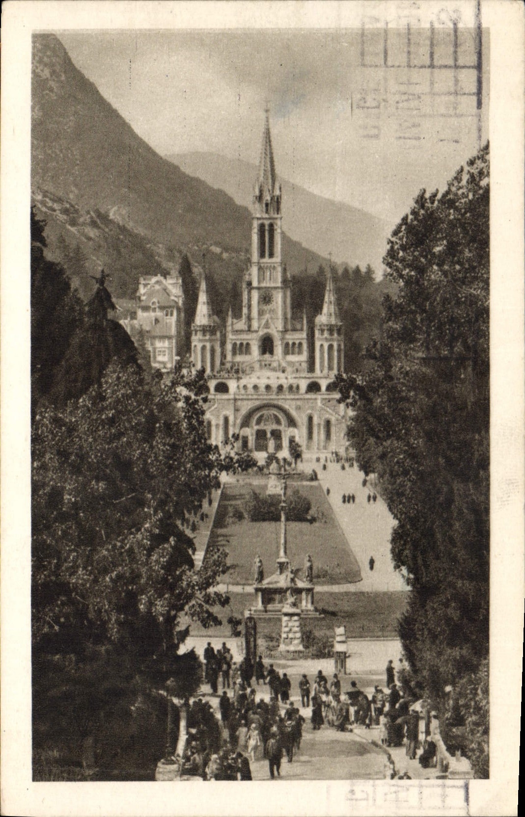 CPA Lourdes La Basilique et l'Esplanade des processions