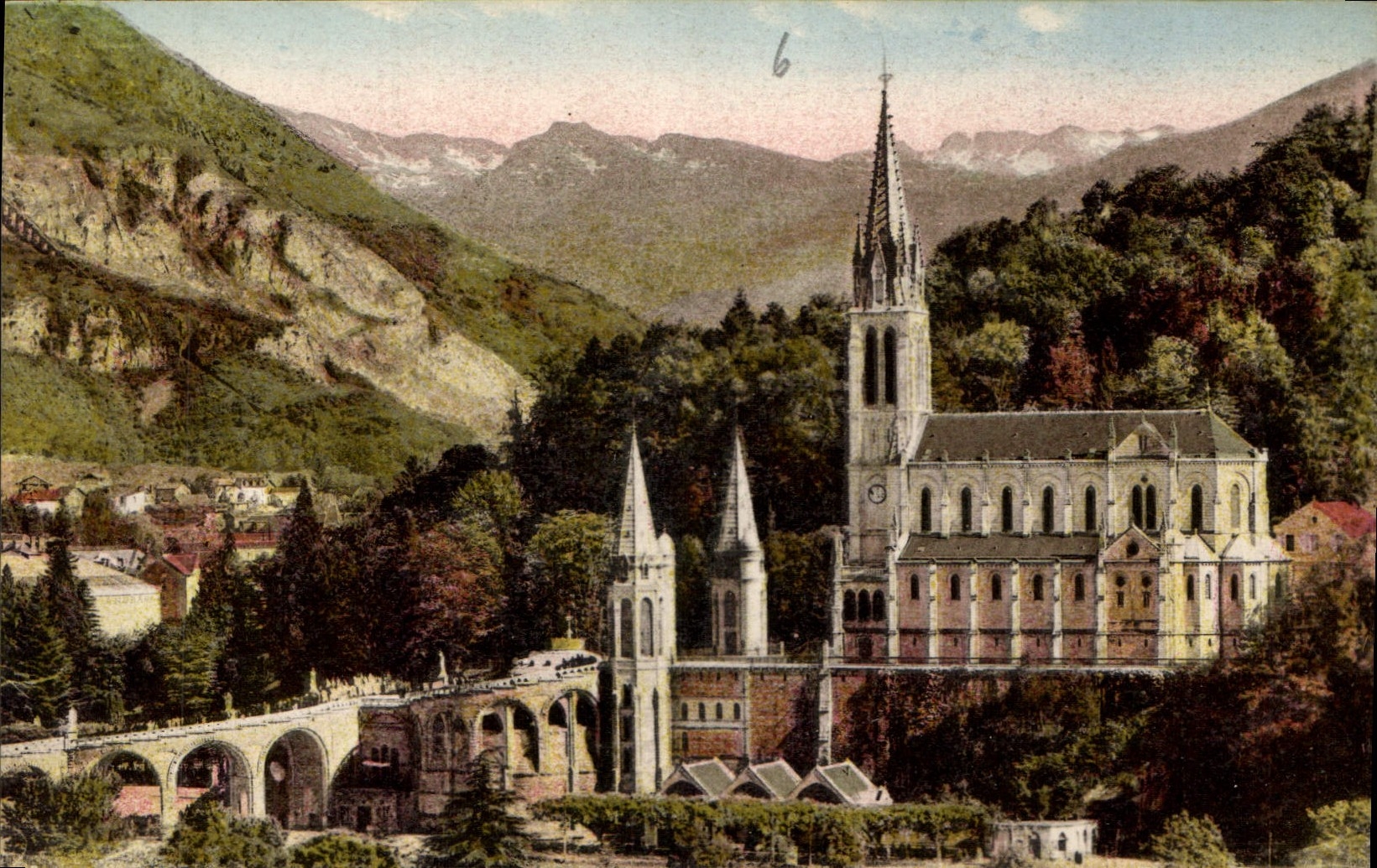 CPA Lourdes Les Rampes et la Basilique Au fond l'Adiden 
