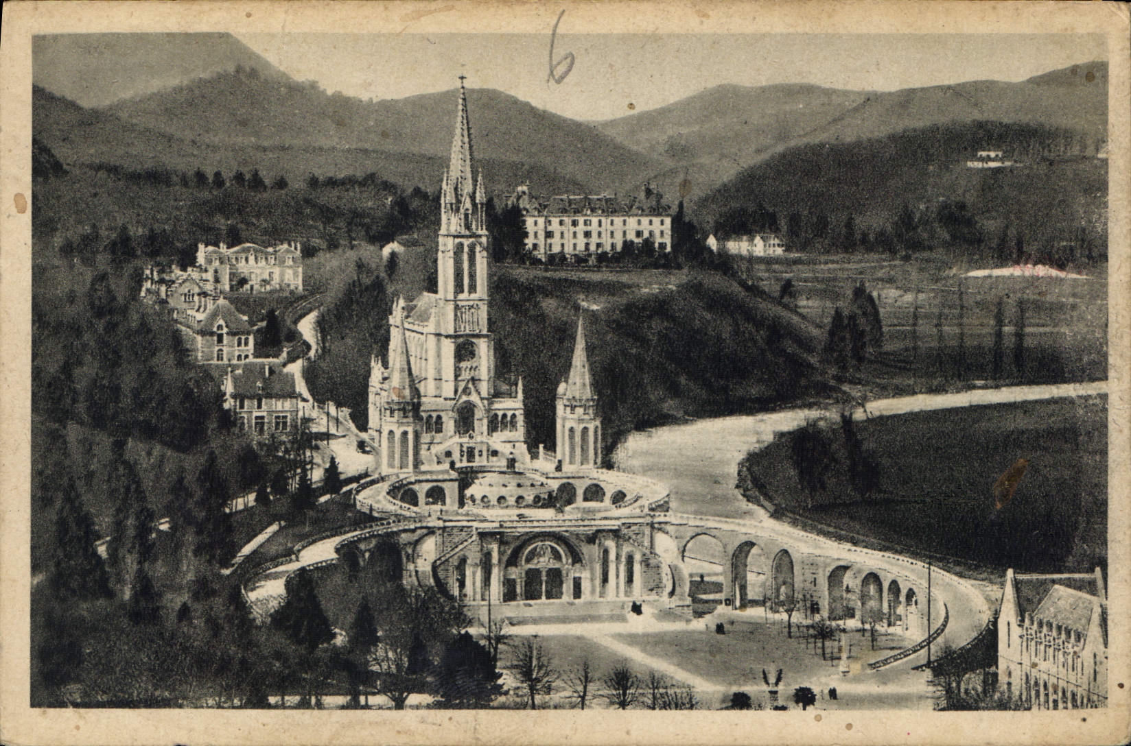 CPA Lourdes La Basilique vue du Chateau Fort PD