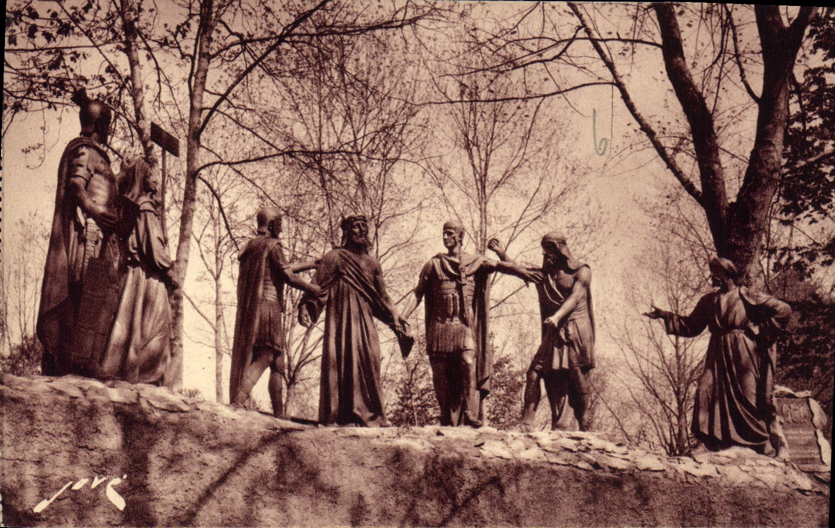 CPA Lourdes HP Le Calvaire X Station Jesus et depouille des ses vetements 