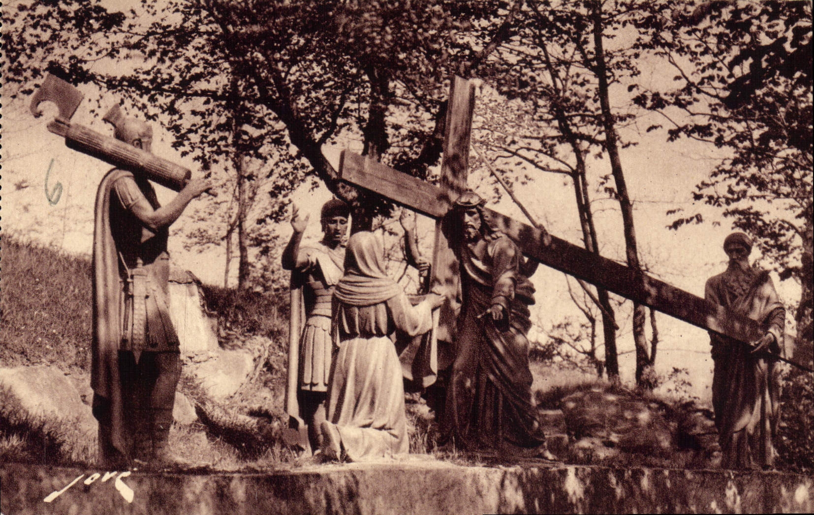 CPA Lourdes HP Le Calvaire VI Station Une femme piuse essuie lal face de Jesus