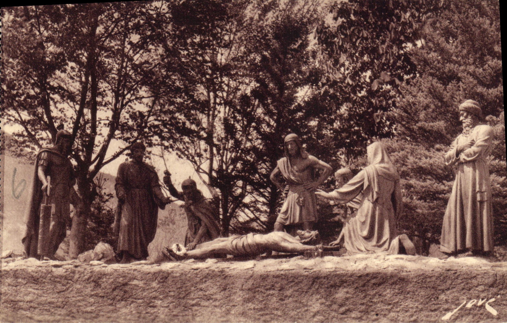 CPA Lourdes HP Le Calvaire XI Station Jesus est attache a la Croix
