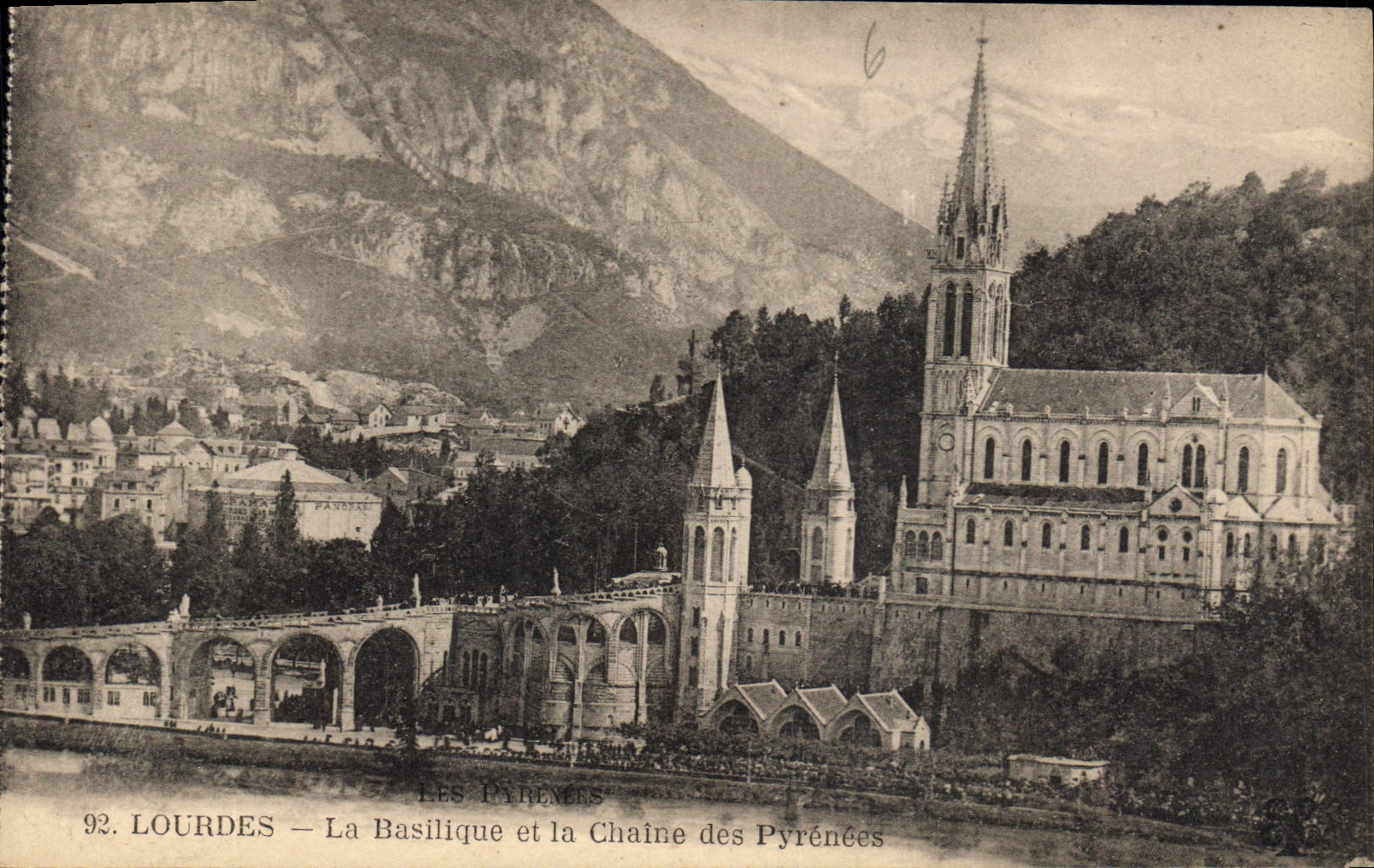 CPA Lourdes La Basilique et la chaine des Pyrenees