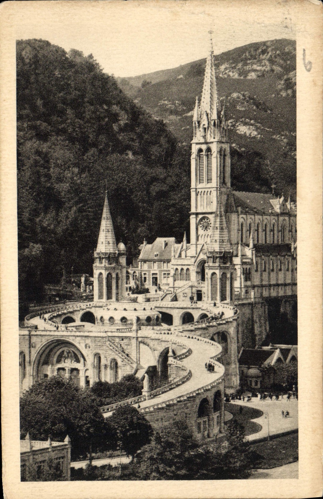 CPA Lourdes La Basilique vue de cote 