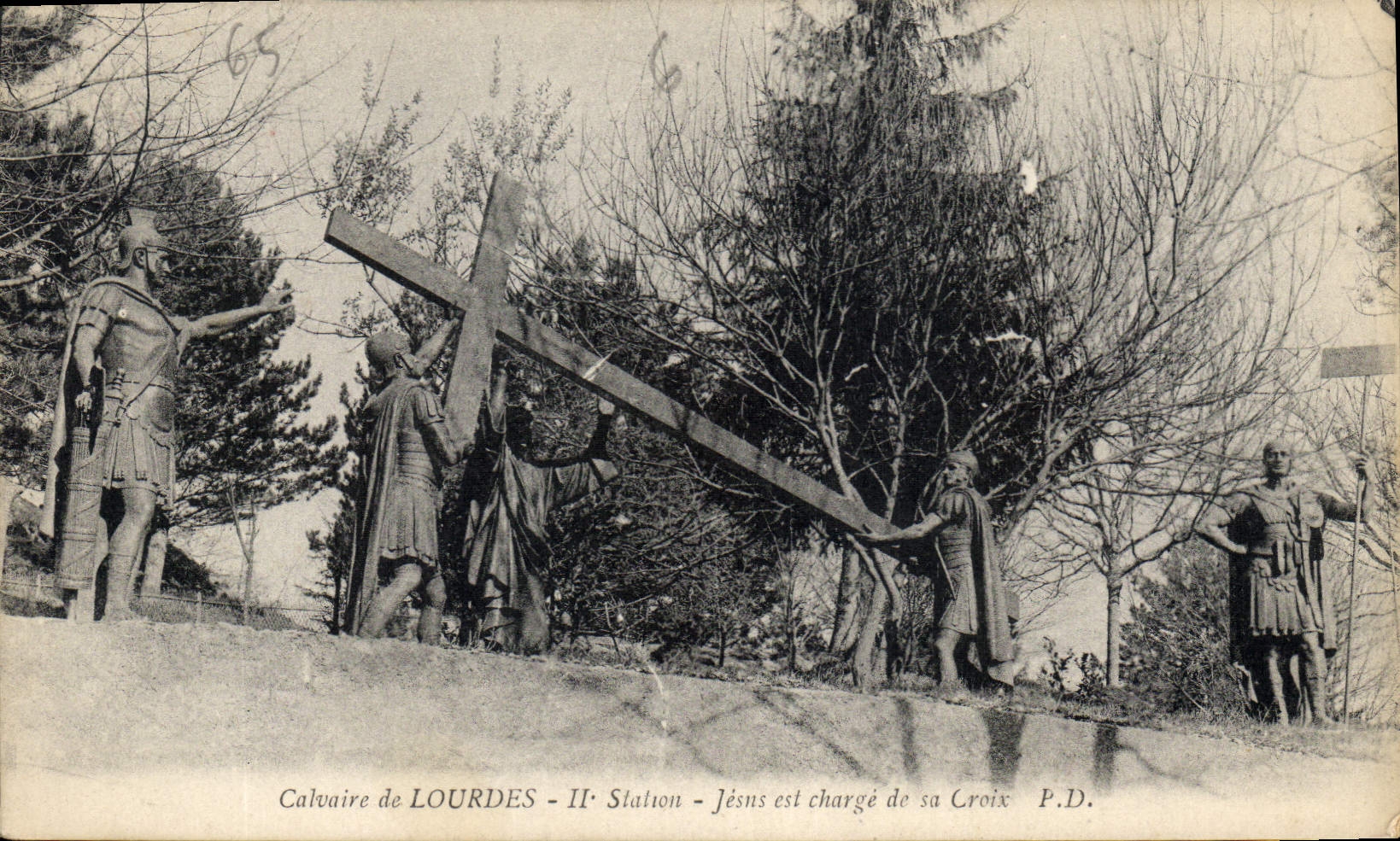 CPA Calvaire de Lourdes II Station Jesus est charge de sa Croix 