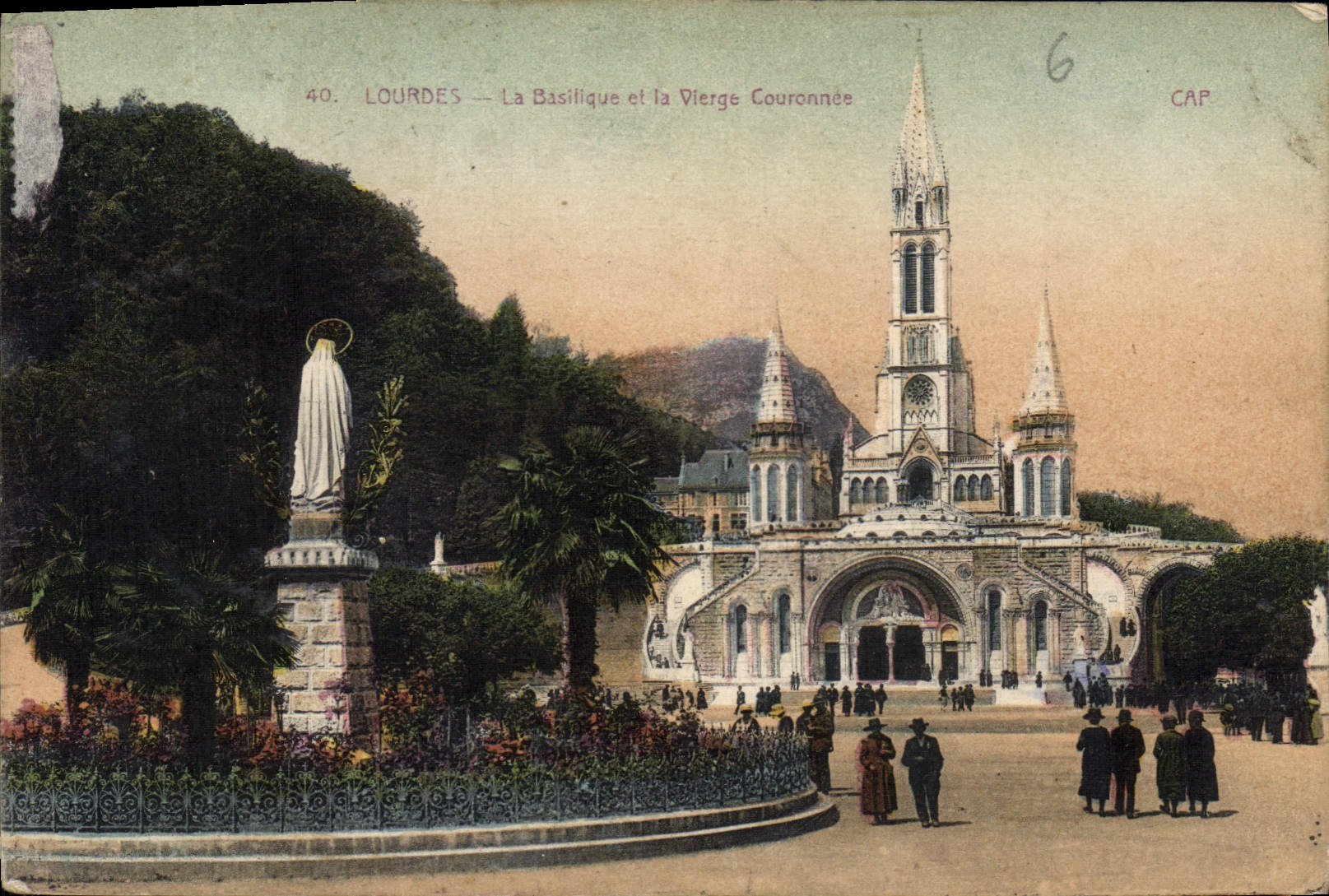 CPA Lourdes La Basilique et la Vierge Couronnee 