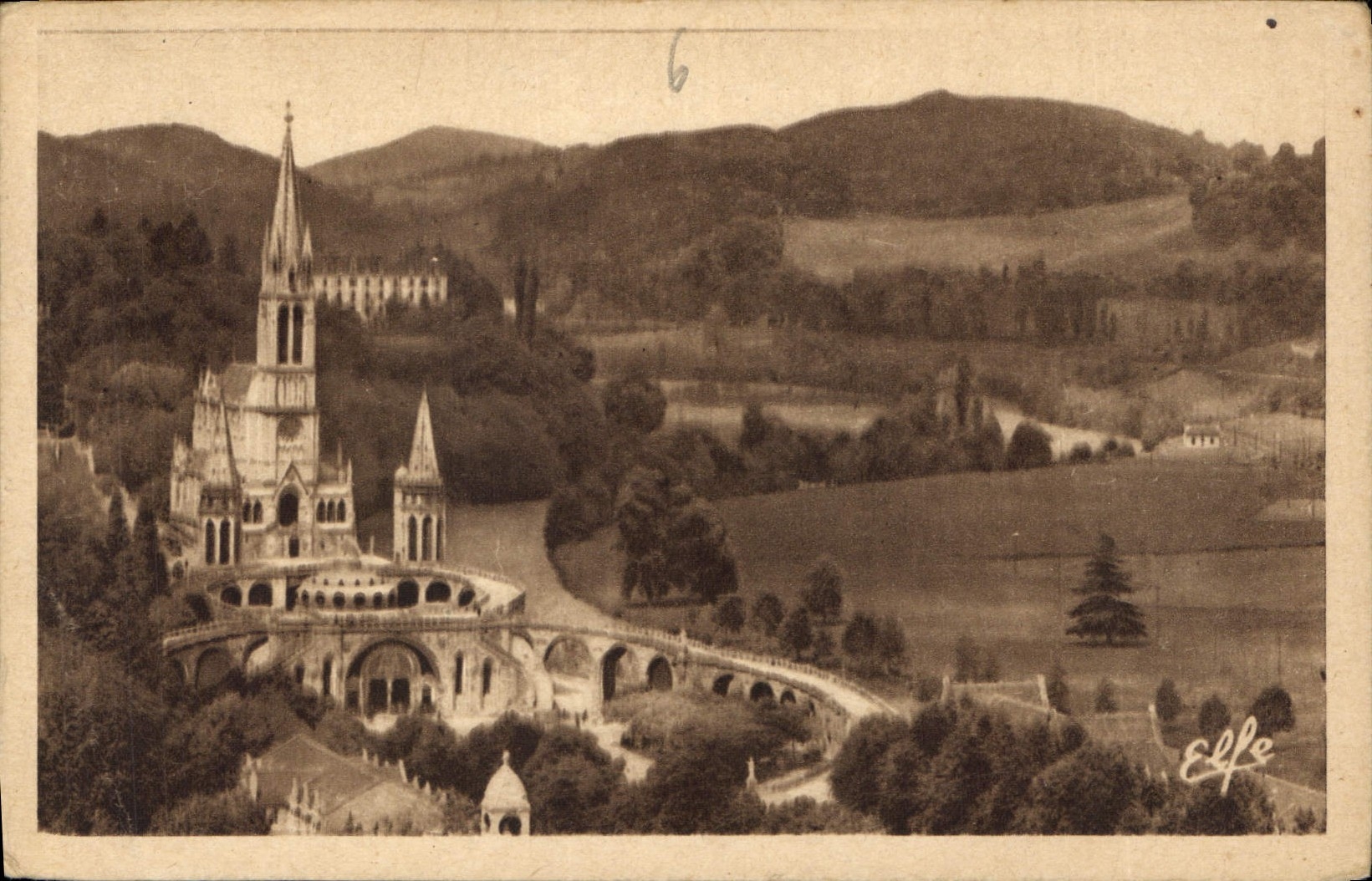 CPA Lourdes Vue plongeante sur la Basilique et la Vallee du Gave
